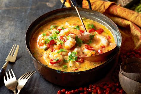  Moqueca de Peixe: Dive into the Rich and Spicy Embrace of Brazil's Seafood Stew!