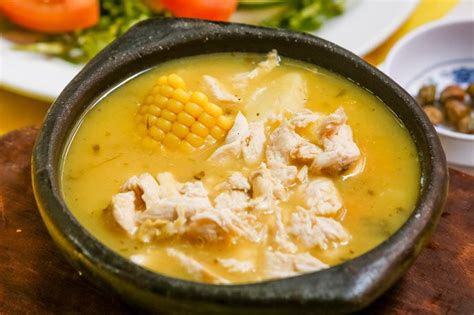  Ajiaco de Pollo:  ซุปไก่ warming ที่อัดแน่นด้วยรสชาติและความหอมของเครื่องเทศโบราณ!